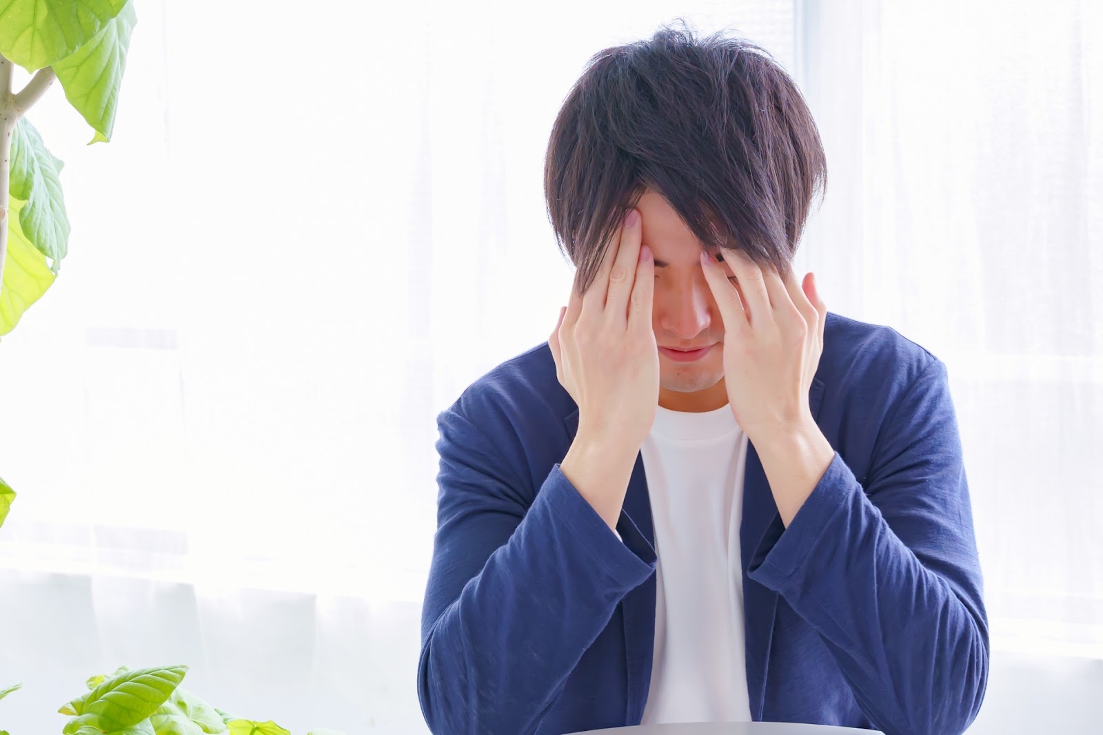 落ち込む男性のイメージ画像