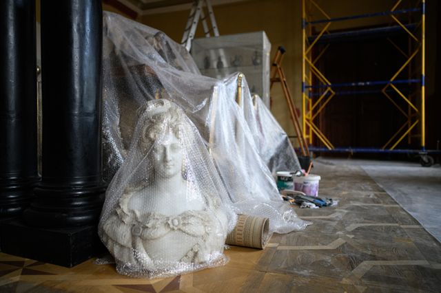 Запаковані витвори мистецтва у львівському Палаці Потоцьких. Роботи вдалося евакуювати у безпечне місце лише наприкінці квітня - на початку травня.