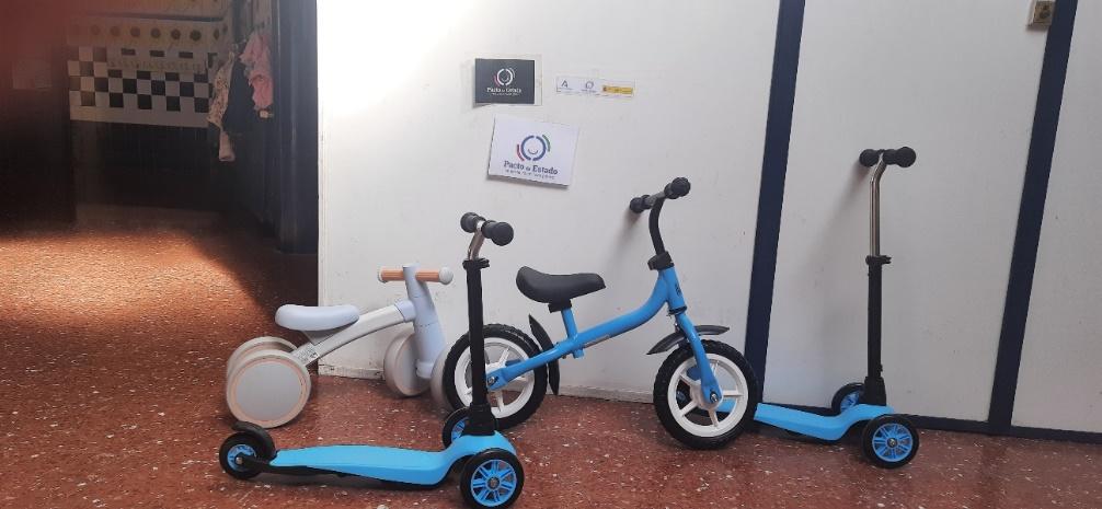 Imagen que contiene interior, tabla, azul, bicicleta

Descripción generada automáticamente