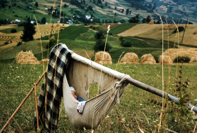 Dziecko w kołysce, lata 60-te,  fot. Chris Niedenthal / Forum