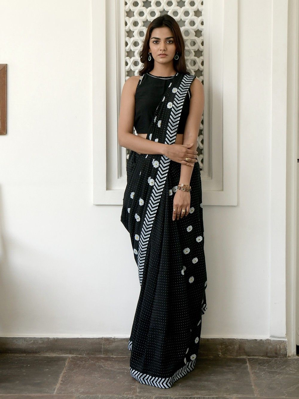 HOW TO CHOOSE A SAREE AS PER THE BODY TYPE – The Loom Blog