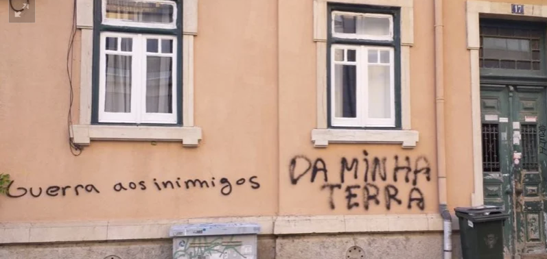 Uma imagem com edifício, exterior, janela, rua
Descrição gerada automaticamente