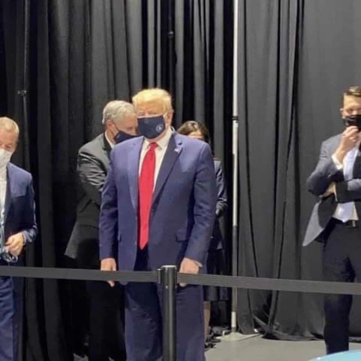 Trong cuộc viếng thăm cơ xưởng sản xuất xe hơi Ford vào tháng 5 vừa qua, ông Trump đeo khẩu trang trong thời gian ngắn rồi tháo ra.