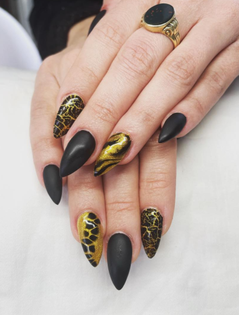 17. Gorgeous Textured Black And Gold Nail Design