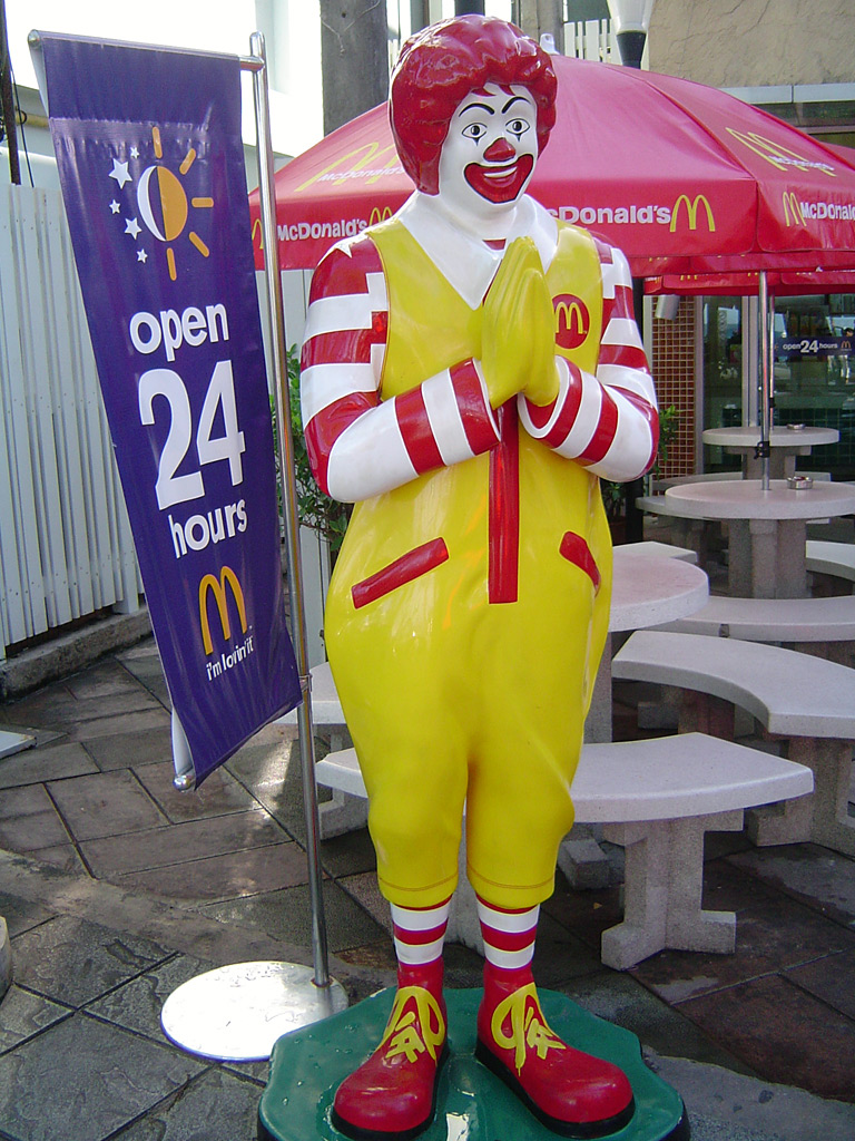 https://upload.wikimedia.org/wikipedia/commons/6/6e/Ronald_mcdonald_thailand.jpg