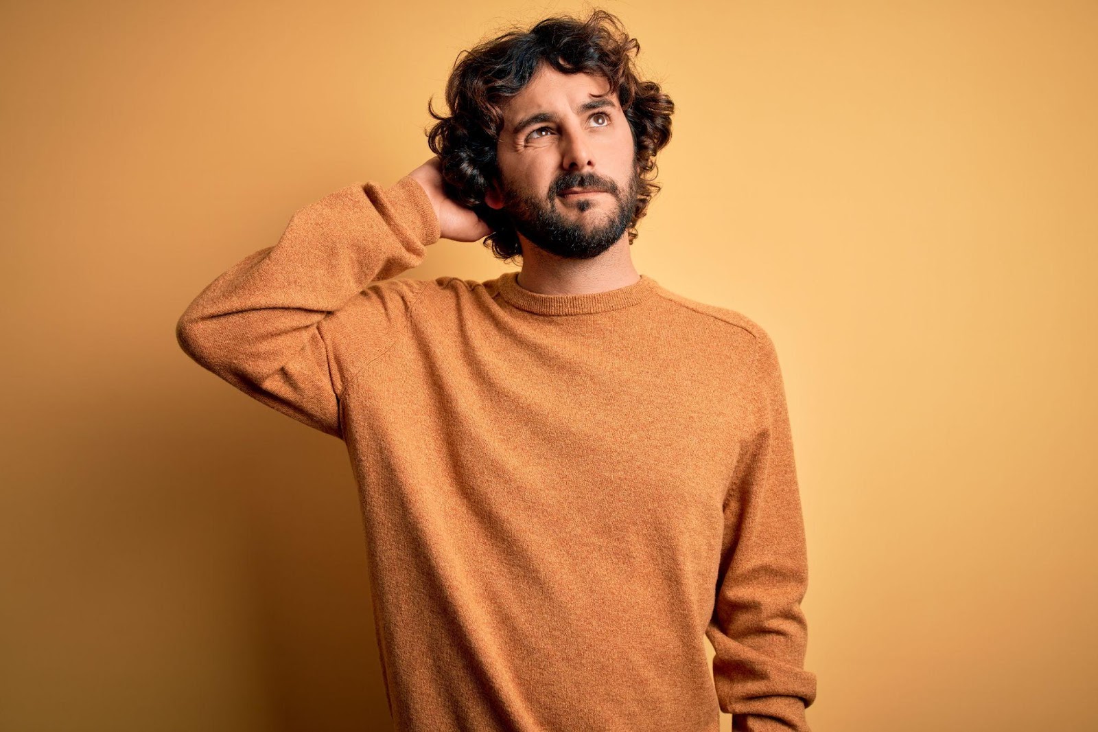 Homem pensando com a mão na cabeça