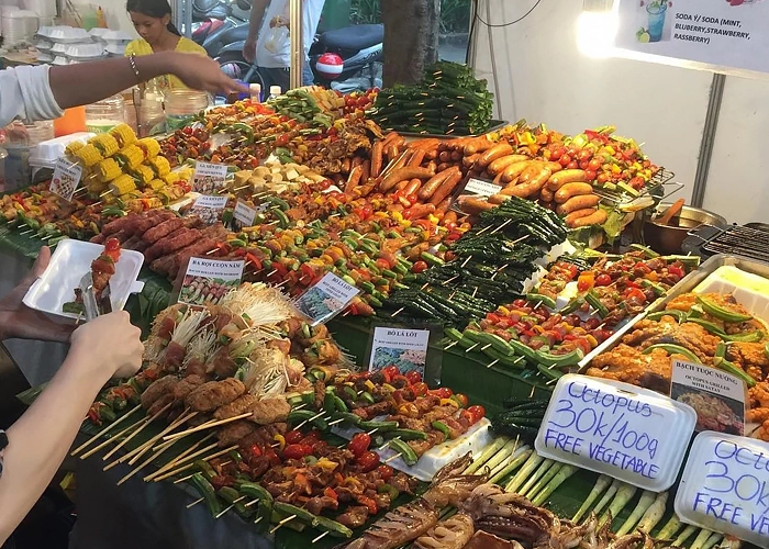 Những món ăn vặt tại Phố đi bộ Bùi Viện (Nguồn: Sưu tầm)