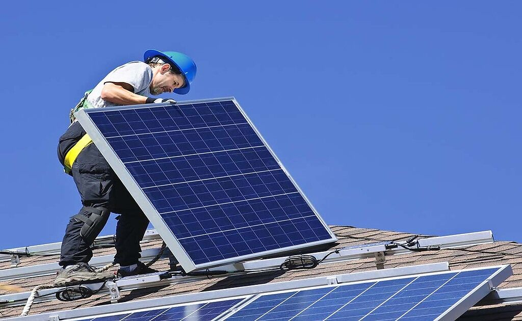 How To Safely Handle Solar Panels?