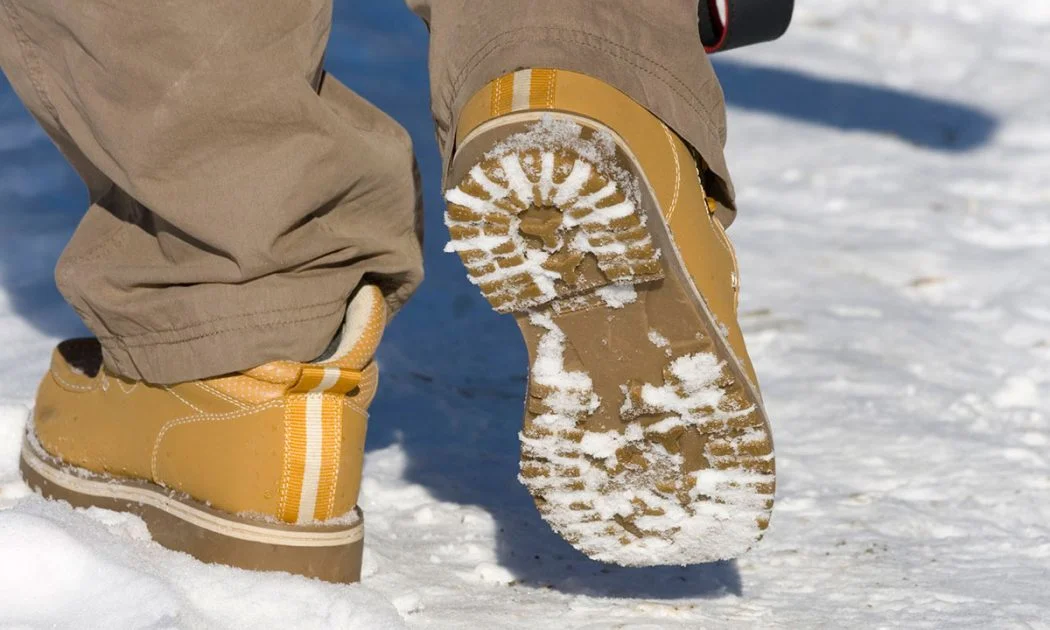 Скользкие подошвы зимних. Обувь для гололеда. Скользкие зимние ботинки. Подошва для зимней обуви. Гололед обувь подошва.