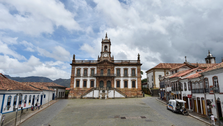 Igreja na ruaDescrição gerada automaticamente