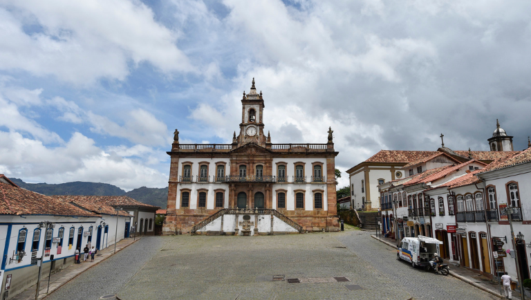 Igreja na rua

Descrição gerada automaticamente