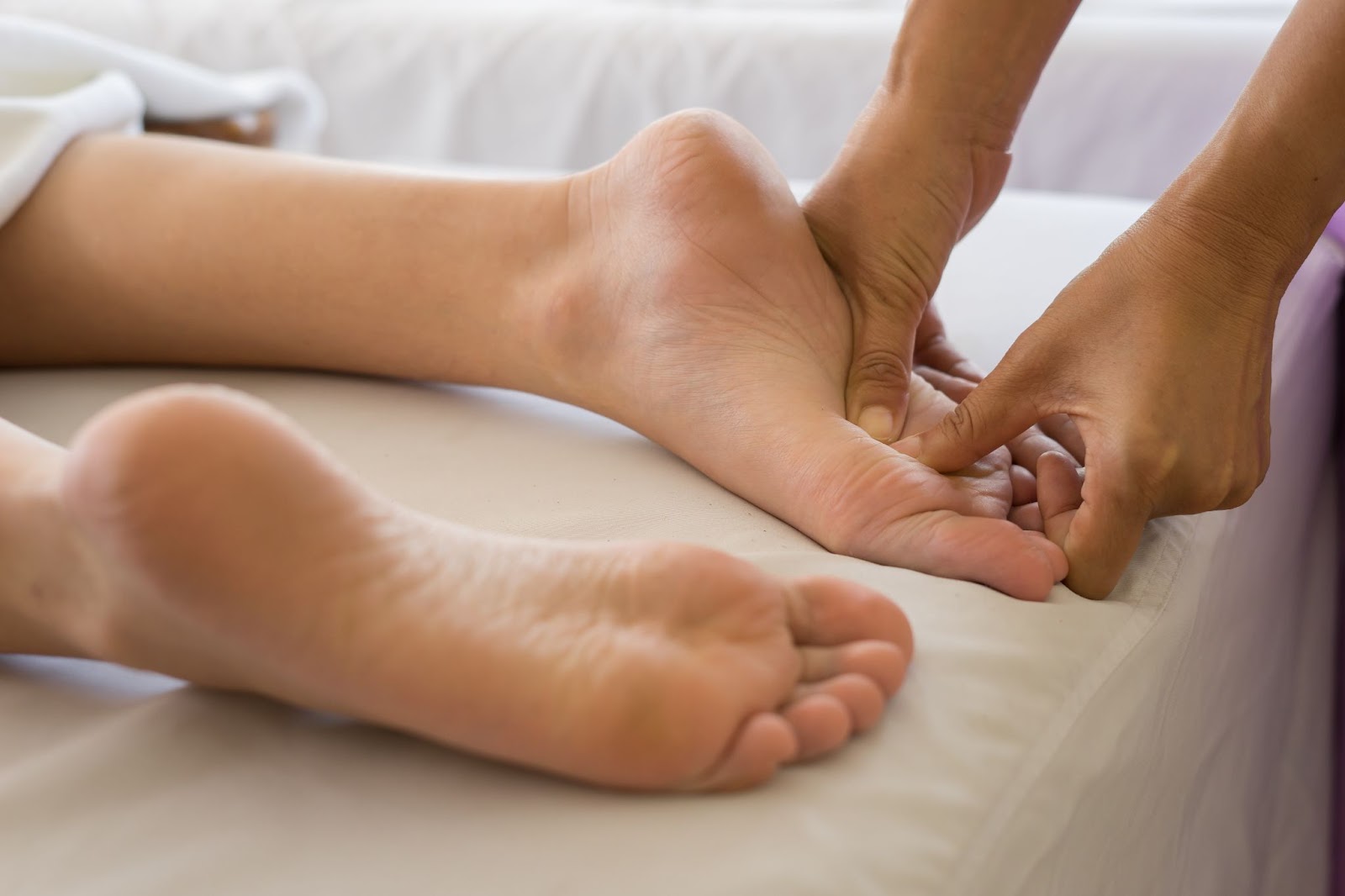 massage ấn huyệt lòng bàn chân