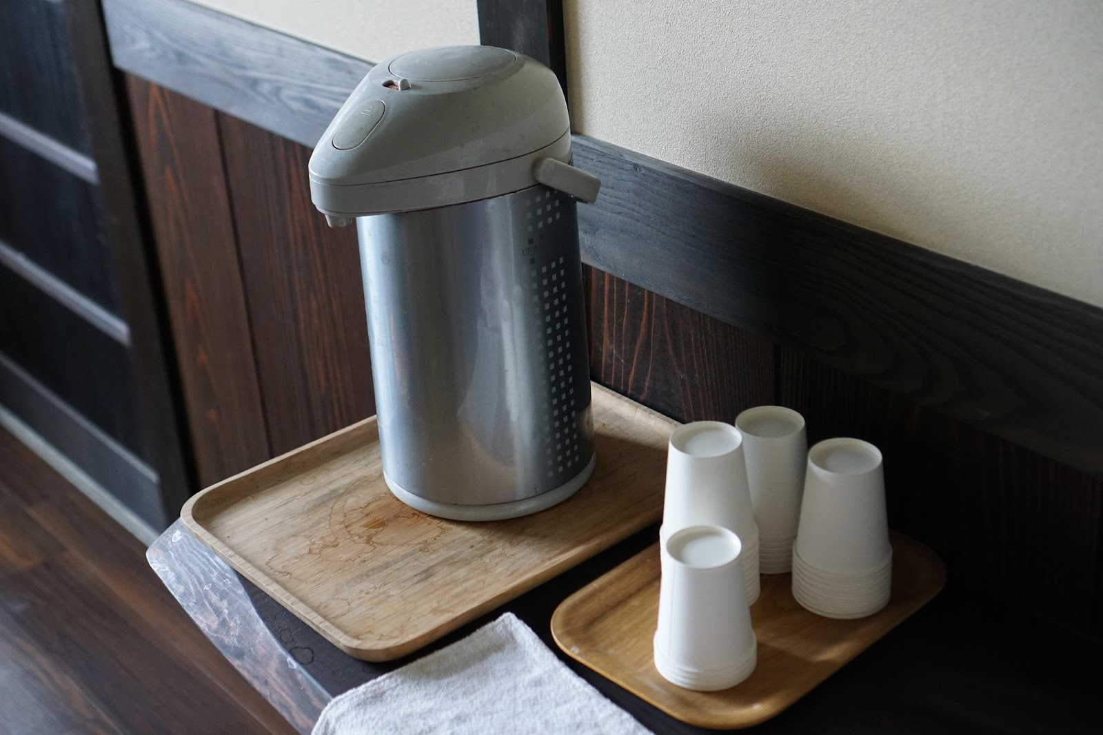 屋内, テーブル, コーヒー, カップ が含まれている画像

自動的に生成された説明