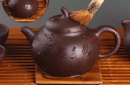 Làm sạch ấm trà với nước