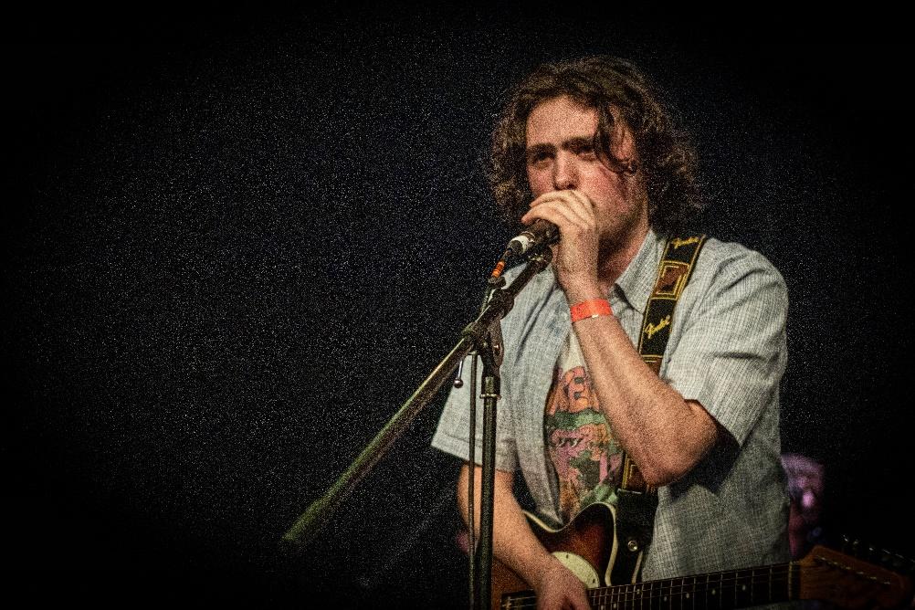 A person singing into a microphone

Description automatically generated