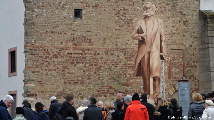Wooden model of the Marx statue presented in Trier (picture-alliance/dpa/H. Tittel)