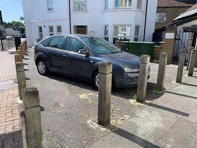 фото неправильно припаркованного ford focus в лондоне 