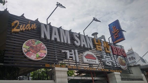 Mẫu 7. Biển quảng cáo nhà hàng BBQ Nam San với chất liệu lam nhôm