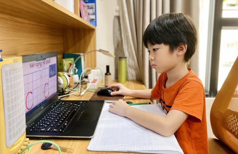 Trẻ em học trực tuyến vào thời gian thuận tiện.  (Ảnh: Sưu tầm Internet)