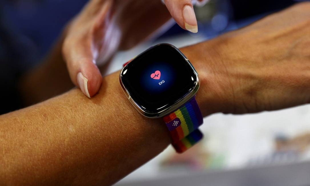 Eletrocardiograma em relógio inteligente da Fitbit: decisão sobre aquisição levou um ano Foto: MICHELE TANTUSSI / REUTERS