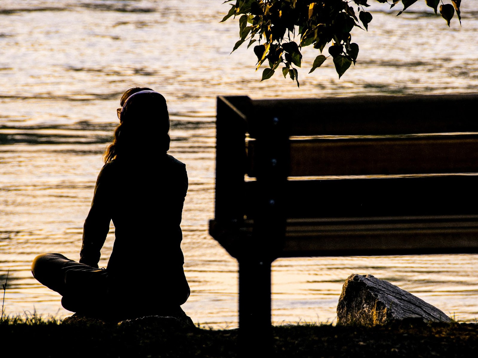 水辺で瞑想する女性