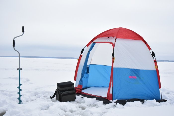 Качественная зимняя палатка поможет совладать с холодом и ветром
