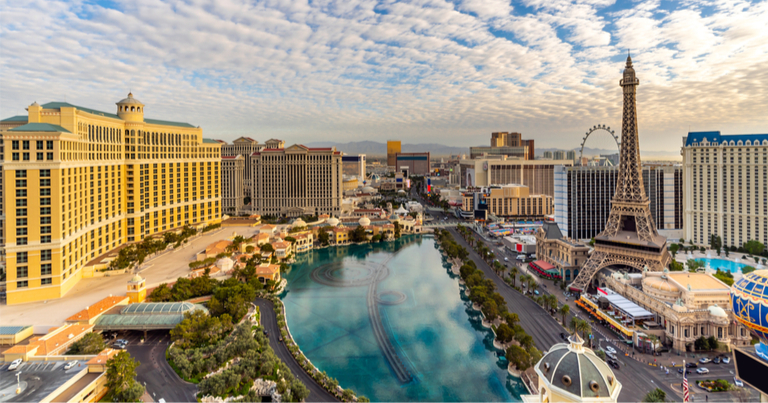 Pemandangan kota Las Vegas dari pandangan atas di Nevada, AS saat matahari terbenam.
