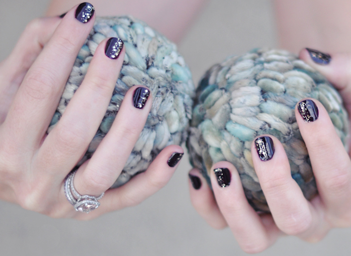 gelnägel bilder, silberner ring mit diamanten, winter nageldesign in schwarz und gold