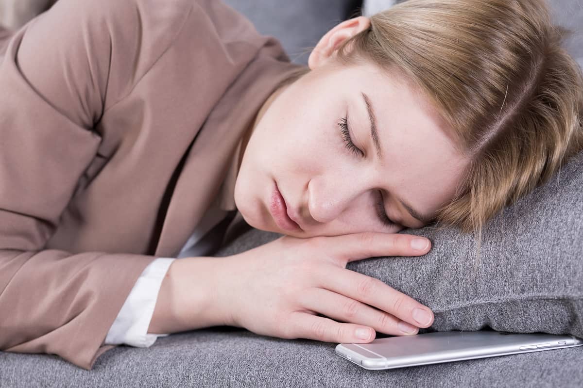 Dormir con el teléfono bajo la almohada