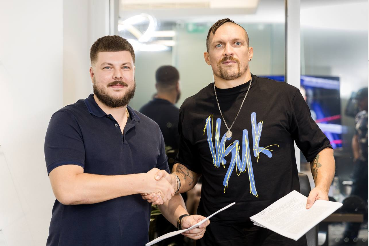 Acordo de parceria de tintas para troca de criptomoedas QMALL com o boxeador ucraniano Oleksandr Usyk - 1