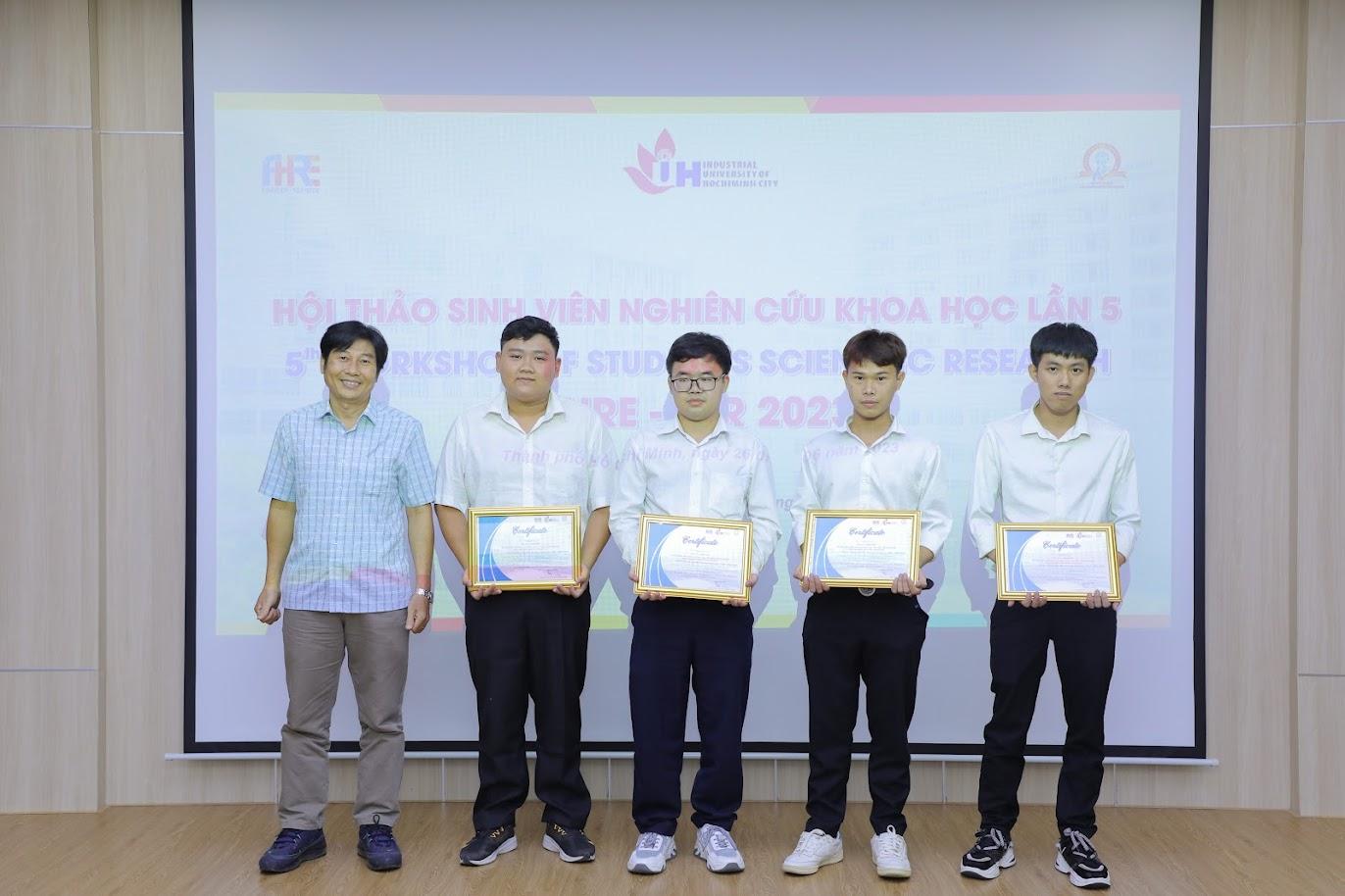 A group of men holding certificatesDescription automatically generated with medium confidence