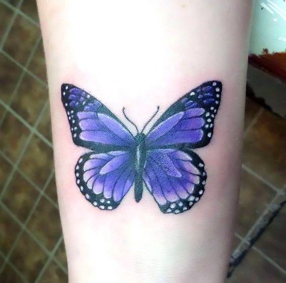 p>Cute Purple Butterfly on the wrist or forearm. Beautifully covered in  purtple col… | Purple butterfly tattoo, Colorful butterfly tattoo,  Beautiful flower tattoos” style=”width: 1000px;”></p>



<p><strong>รอยสักผีเสื้อ</strong>สีต่อไปที่เราจะมาพูดถึงกันนั่นก็คือ <strong>รอยสักผีเสื้อ</strong>ปีกสีม่วง ซึ่งจริง ๆ แล้วถ้าพูดถึงสัญลักษณ์ทางสากลนั้น จริง ๆ แล้วสีม่วงนั้นจะถูกใช้เป็นสีในการให้กำลังใจของผู้ที่กำลังเจ็บป่วยอยู่นั่นเอง ดังนั้นเมื่อนำเอาสีม่วงมารวมกับ<strong>รอยสักผีเสื้อ</strong>นั้นมันก็จะแสดงควาหมายถึง การให้กำลังใจเพื่อให้มีจิตใจที่เข้มเข็ง นอกจากนั้นแล้วมันยังหมายถึง การช่วยผลักให้ผู้ที่สักลายสักนั้นสามารถที่จะต่อสู้กับอุปสรรคที่เกิดขึ้นกับตัวเอง รวมถึง มันยังตีความได้ว่า การเอาชนะความเจ็บป่วยที่กำลังเกิดขึ้นกับตัวเองได้นั่นเอง</p>



<p><img decoding=