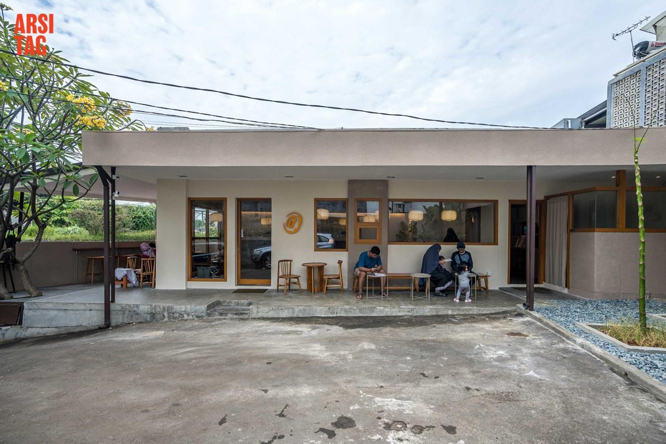 Teras café yang dimanfaatkan sebagai area duduk pengunjung cafe, karya Birka Loci via Arsitag  