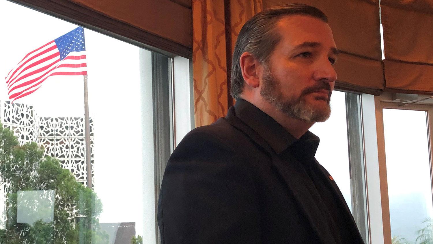 2019年10月12日,美国参议员特德·克鲁兹(Ted Cruz)在美国驻香港总领事馆与记者见面。克鲁兹说,他身穿黑色衣服,以表示对香港支持民主的示威者的支持。 (路透社)