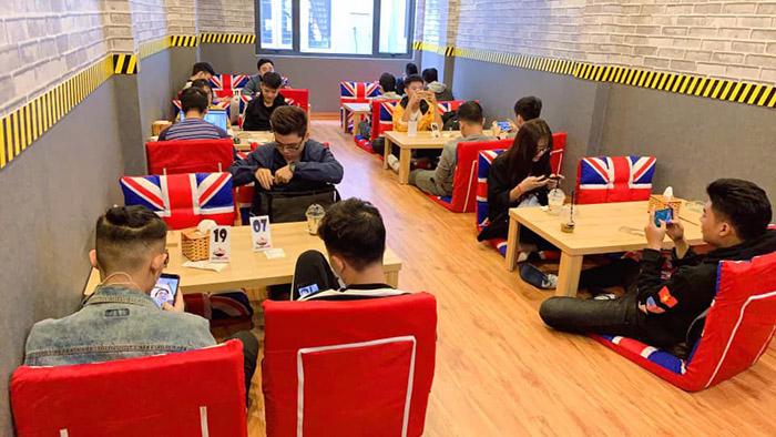 Ảnh có chứa văn bản, trong nhà, sàn, người

Mô tả được tạo tự động