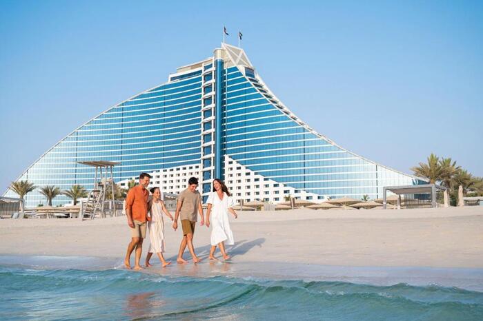 Tour du lịch Free & Easy Dubai - Du khách đang đi dạo trên bãi biển Jumeirah