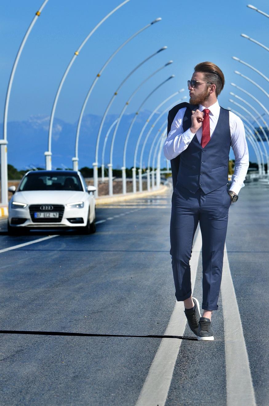 Elegantes Outfit für die Hochzeit. Ein blauer Anzug perfekt für den Mann.