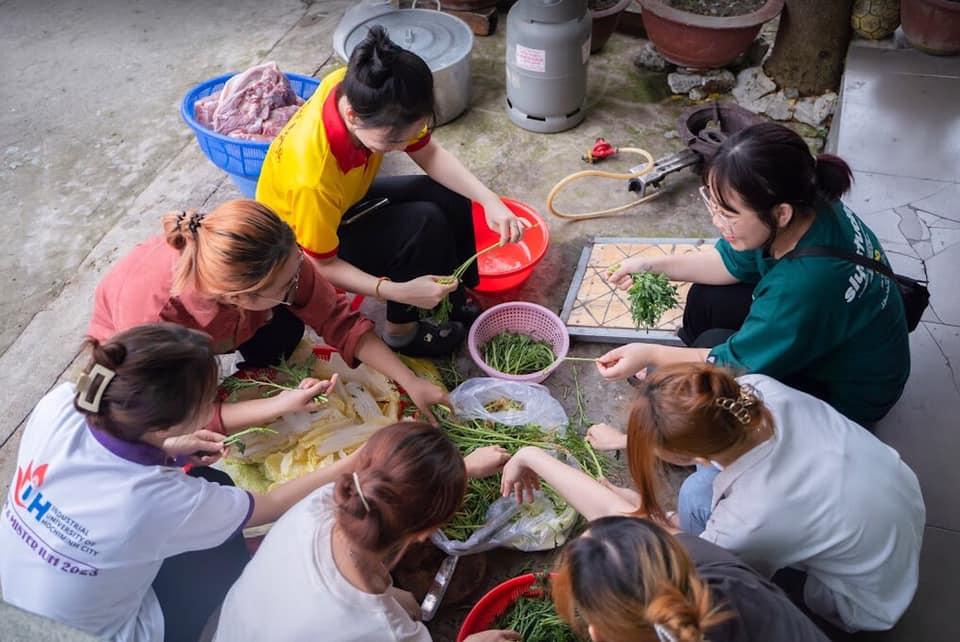 Ảnh có chứa người, đám đông

Mô tả được tạo tự động