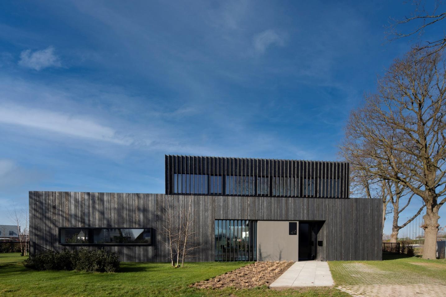Дизайн современного дома с деревянным фасадом в черном цвете