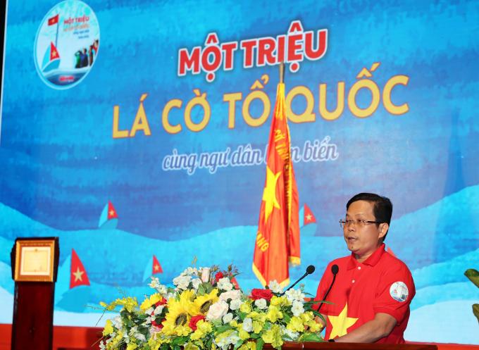 Nhà báo-TS. Tô Đình Tuân là người đầu tiên đưa ra sáng kiến và trực tiếp tổ chức thực hiện Chương trình “Một triệu lá cờ Tổ quốc cùng ngư dân bám biển” tạo sự lan tỏa mạnh mẽ.