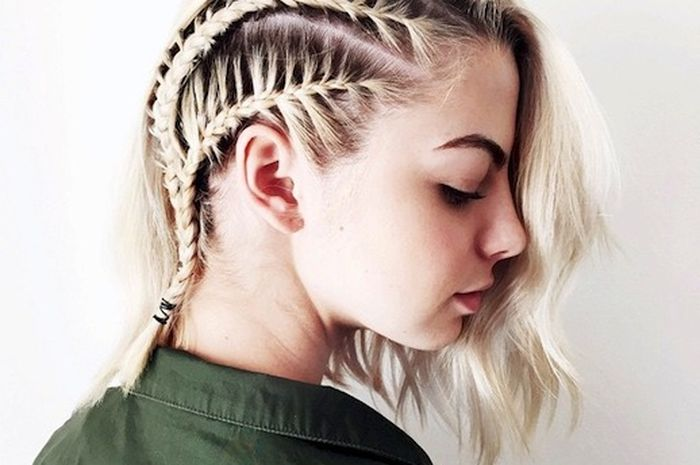 Model Kepang Rambut Pendek Ala Korea dengan 2 Side Braid