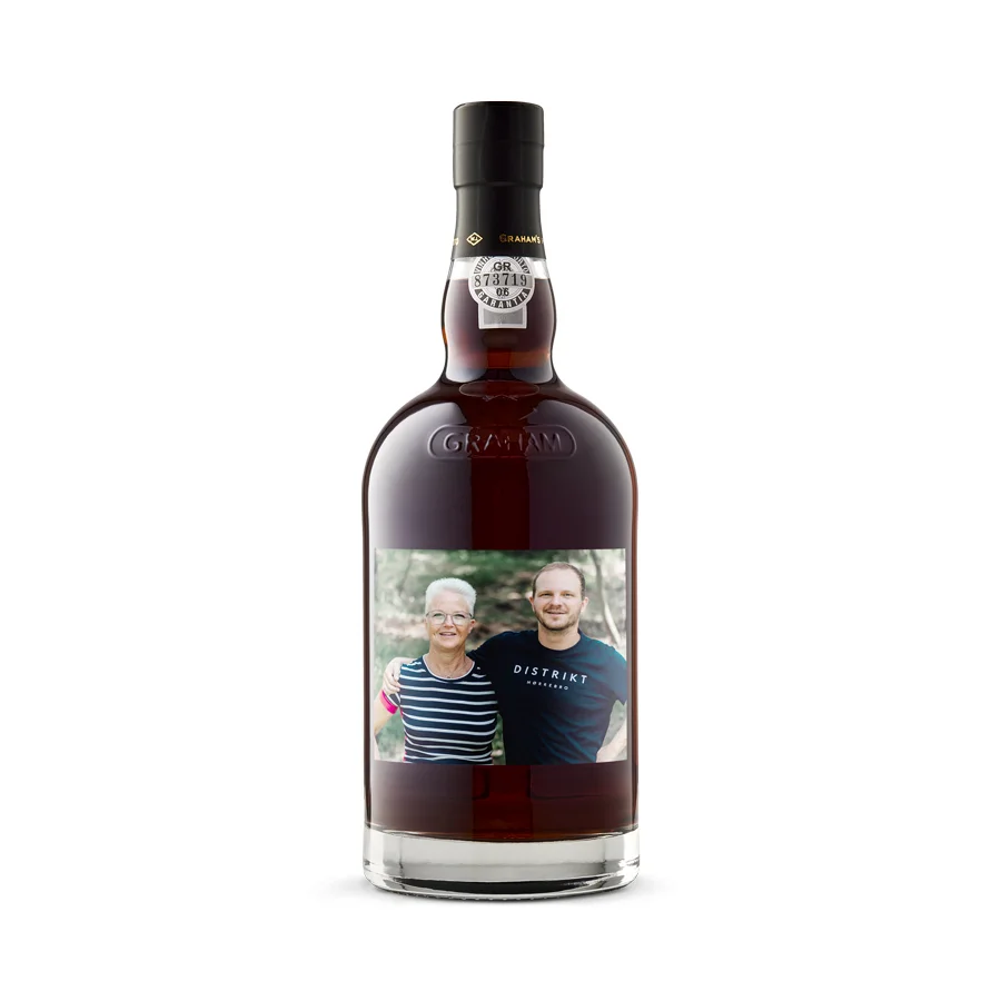 bouteille de whisky personnalisée par une photo présentant une mère et son fils bras dessus bras dessous.