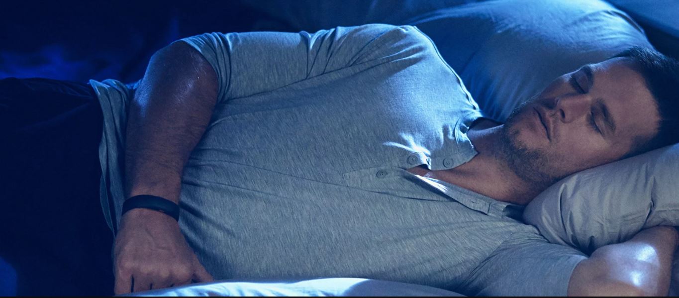 Foto del pigiama del brand Under Armour indossata da un ragazzo che dorme su un letto. All'esterno, il design del pigiama è apparentemente come quello classico. Fonte: Under Armour
