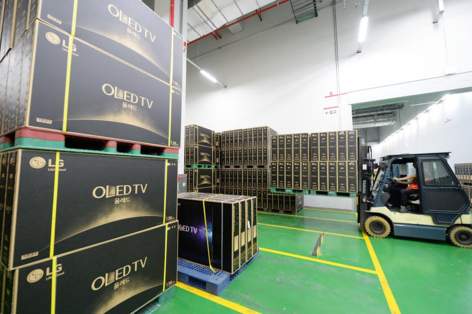 LG전자 구미 사업장에서 생산이 완료된 올레드TV가 출하되고 있다. /LG전자 제공