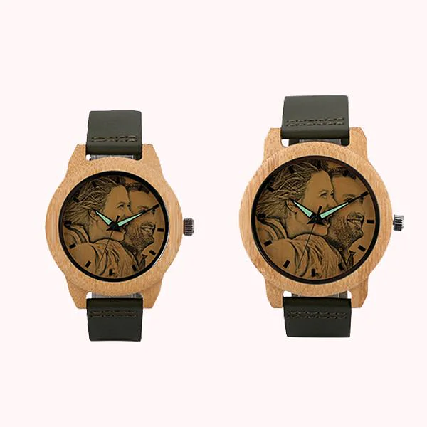 montre en bois de bambou avec cadran gravé sur la base d’une photographie d’un homme et d’une femme réunis.