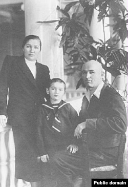 Зинаида, Андрей и Петр Григоренко в 1950 году
