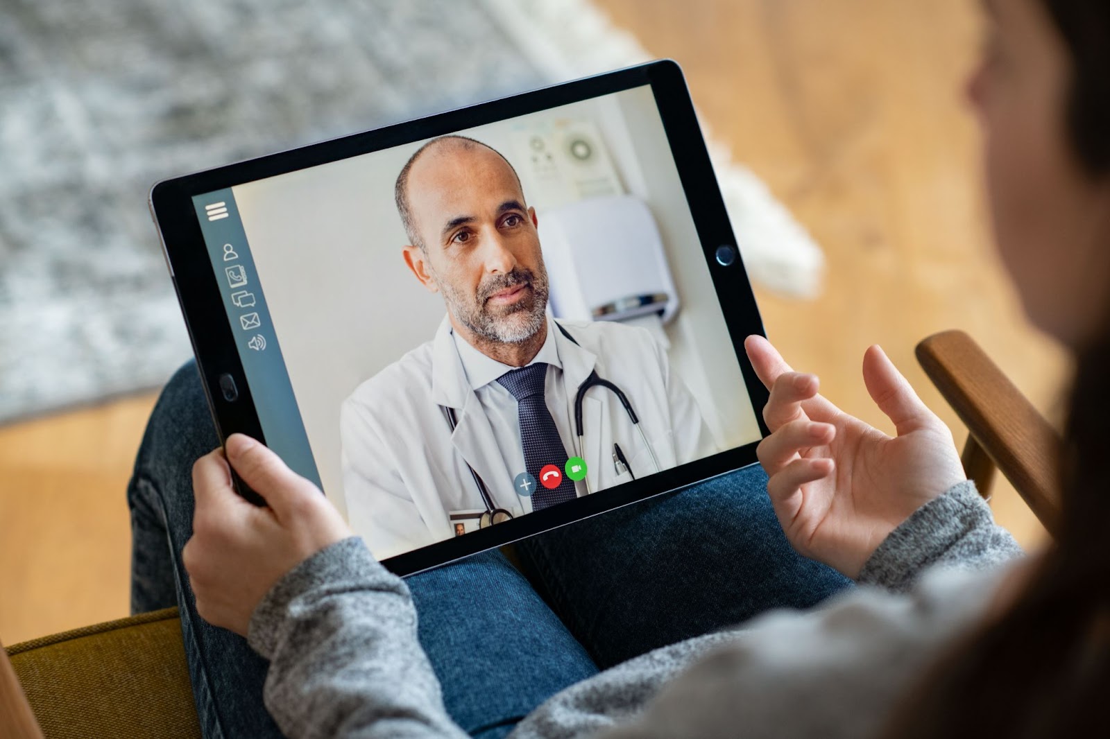 Acompanhamento médico é fundalmental para aprender como viver mais. Na imagem, consulta virtual por meio de um tablet.