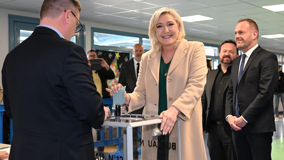 Marine Le Pen places her ballot in the ballot box.