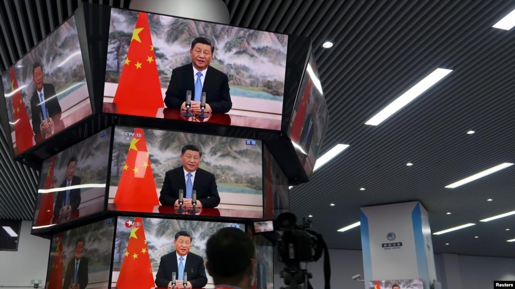 上海举行的中国国际进出口展销会媒体中心的多面电视屏幕正在播放中国领导人习近平的讲话。(2021年11月4日)