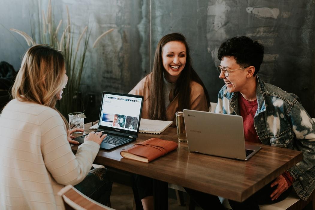 Una persona sentada frente a una mesa con una laptop

Descripción generada automáticamente con confianza media